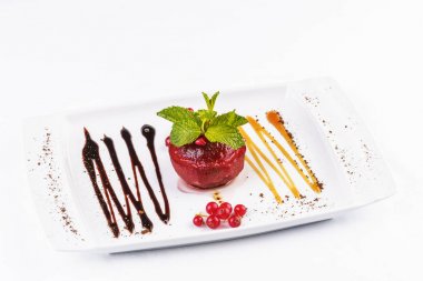 Berry jöle, çilek, bal, fındık, tarçın ve karamel sostan yapılan Türk tatlısı