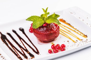 Berry jöle, çilek, bal, fındık, tarçın ve karamel sostan yapılan Türk tatlısı