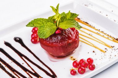 Berry jöle, çilek, bal, fındık, tarçın ve karamel sostan yapılan Türk tatlısı