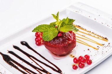 Berry jöle, çilek, bal, fındık, tarçın ve karamel sostan yapılan Türk tatlısı