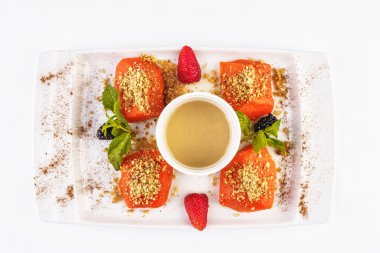 Türk tatlısı tarifi. Kabak fındık ile bal pişmiş, scaram sos ve çilek ile servis - çilek, yaban mersini