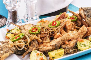 Deniz ürünleri, Akdeniz mutfağı. Fırında patates, soğan halkaları, biber, limon ve yeşillik ile balık. Kafkas mutfağı