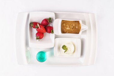 vanilyalı dondurma fondü, sütlü çikolata ve şiş çilek