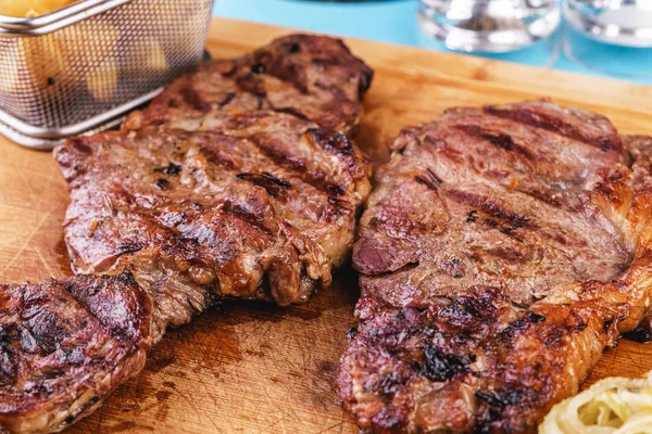 Bife Grelhado Com Pimenta Grelhada Anéis Cebola Tomates Servido Com — Fotografia de Stock