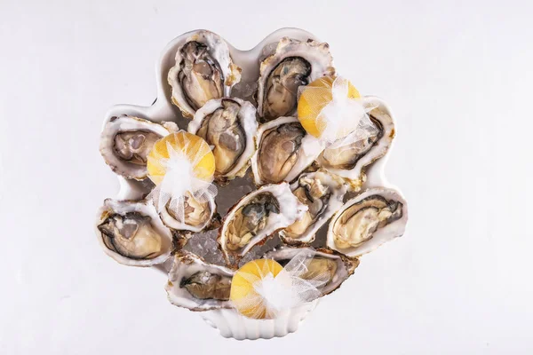 Akdeniz yemeği, Avrupa mutfağı. Taze çiğ midye limon ile servis ve çeşitli soslar- istiridye, soya, kremalı, hardal, kırmızı biber sosu