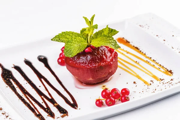 Berry jöle, çilek, bal, fındık, tarçın ve karamel sostan yapılan Türk tatlısı