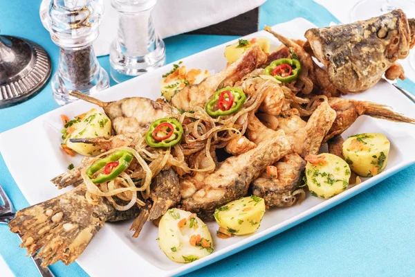 Fisk Och Skaldjur Medelhavsmat Ugnsbakad Fisk Med Potatis Lökringar Chilipeppar — Stockfoto