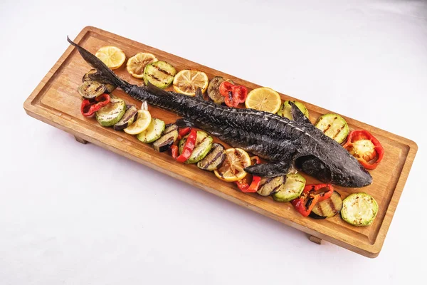 地中海美食 烤鱼与烤蔬菜 西红柿 西葫芦和茄子 高加索厨房 — 图库照片
