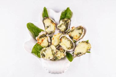 Akdeniz yemeği, Avrupa mutfağı. yeşillikli krem peynir kabuğu altında pişmiş midye