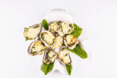 Akdeniz yemeği, Avrupa mutfağı. yeşillikli krem peynir kabuğu altında pişmiş midye