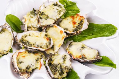 Akdeniz yemeği, Avrupa mutfağı. yeşillikli krem peynir kabuğu altında pişmiş midye