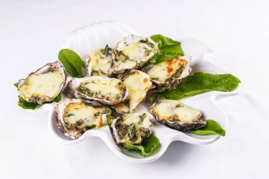 Akdeniz yemeği, Avrupa mutfağı. yeşillikli krem peynir kabuğu altında pişmiş midye