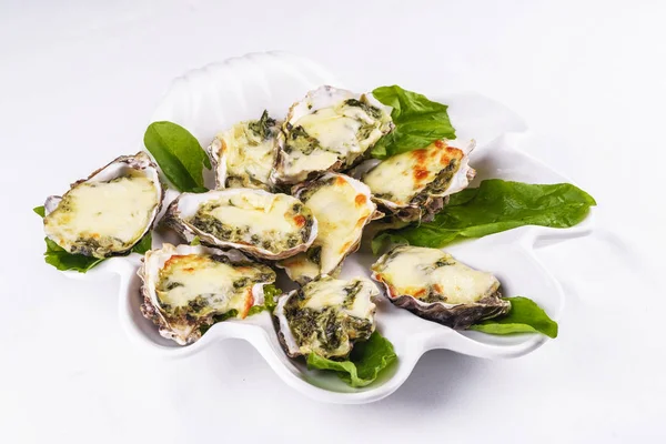 Akdeniz yemeği, Avrupa mutfağı. yeşillikli krem peynir kabuğu altında pişmiş midye
