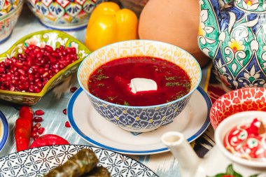 Borsch - Pancar çorbası, lahana, patates ve havuç Özbek tarzında Rus tarifine göre