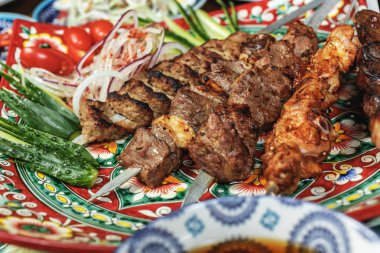 Şişler üzerinde sığır ve kuzu - Özbek tarifi şiş kebap