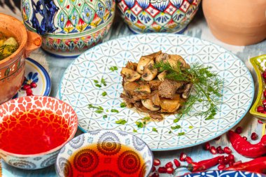 Mantarlı sığır eti, soğan, Özbek tarifine göre yağda kızartılmış.