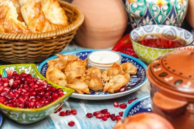 Ekşi krema soslu derin kızartılmış dana köfte Özbeki