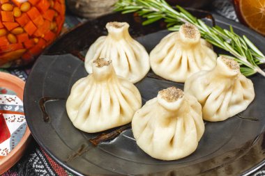Ulusal Gürcü yemeği khinkali olduğunu. Buğulanmış hamur, dana eti, tereyağı sosu ile yayılır. Ulusal mutfak