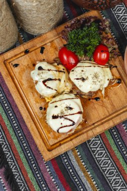 peynir ve domates ile tavuk ulusal Gürcü çanak pirzola