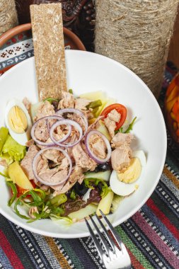 ton balığı ile yeşil salata, soğan halkaları, bıldırcın yumurtası, arugula, marul, kiraz domates ve Gürcü ekmeği tarifi, Kafkas mutfağı
