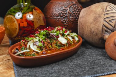 sığır eti, dana eti ve sebze gulaş - domates, lahana, patates, yeşillik ve nar tohumu, Gürcü meze ile servis. Ulusal mutfak