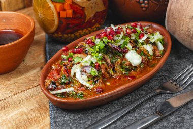 sığır eti, dana eti ve sebze gulaş - domates, lahana, patates, yeşillik ve nar tohumu, Gürcü meze ile servis. Ulusal mutfak