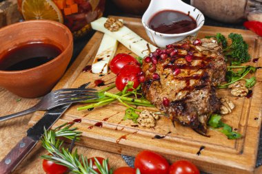 Gürcü tarifine göre soslu ızgara et ve domates