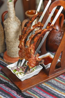 ulusal Gürcü tarifine göre ızgarada pişirilen koyun kaburgaları