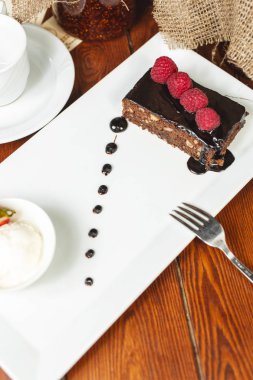 fındık ile çikolatalı kek, çilek ile tatlı sos serpilir