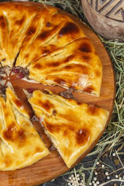 Ulusal Gürcü etli turtası. peynir, et, patates ve aromatik baharatlar ile fırında pişmiş hamur. Ulusal mutfak
