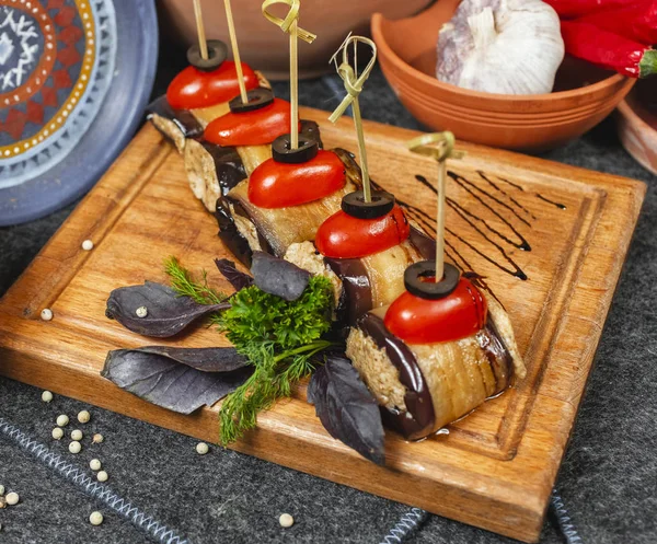 Frutos Mar Cozinha Mediterrânica Rolos Carne Com Berinjela Tomate Cereja — Fotografia de Stock