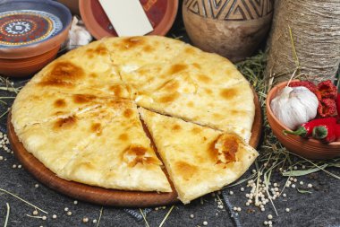 Khachapuri peyniri ile Ulusal Gürcü yemeği. Gürcü tarifi. Ulusal mutfak