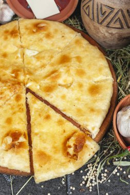 Khachapuri peyniri ile Ulusal Gürcü yemeği. Gürcü tarifi. Ulusal mutfak