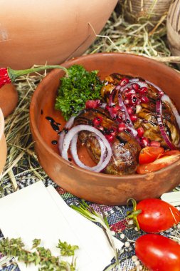 Ulusal yemek. Sebze ile Sığır güveç - soğan, patates, biber, baharat ve otlar ile, Gürcü tarifine göre otlar ve nar tohumları ile servis