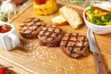 Gürcü tarifine göre soslu ızgarada dana madalyonları