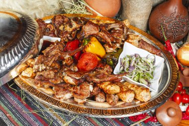 Gürcü tarifine göre kebap- Marine edilmiş kuzu eti, dana eti, ızgarada pişirilen tavuk sirkede soğan turşusu ve Gürcü tarifine göre taze sebze salatası ile servis edilir