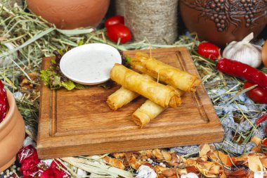 Gürcü meze - peynir çubukları, puf böreği bir obubolochke derin kızarmış. Tartar sosu ve yeşillik, lahana ile servis edilir. Ulusal mutfak