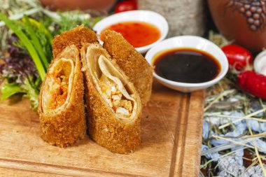 Gürcü meze - yeşillik ile peynir rulo, ince bir tabakta derin kızartılmış. Sos, biber ve yeşillik, lahana ile servis edilir. Ulusal mutfak