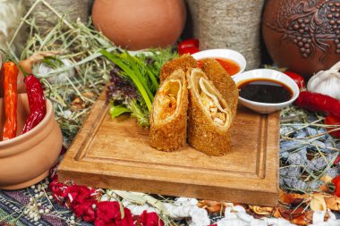 Gürcü meze - yeşillik ile peynir rulo, ince bir tabakta derin kızartılmış. Sos, biber ve yeşillik, lahana ile servis edilir. Ulusal mutfak