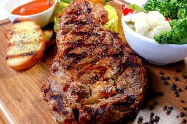 Gürcü tarifine göre soslu ızgara et ve domates