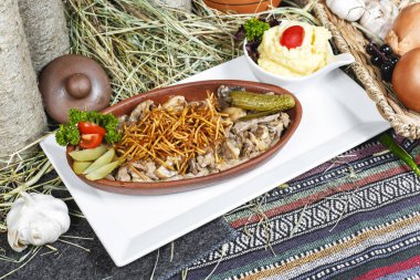 Patates, et, sos ve domates bir oryantal tarzı yemek bir 