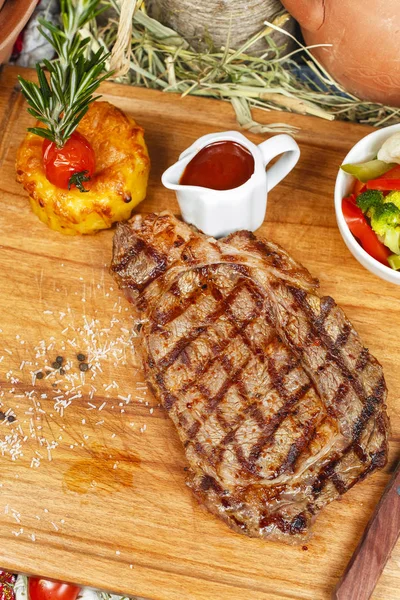 Grillezett Steak Mártások Friss Zöldség Saláta Burgonyapürével Grúz Recept Nemzeti — Stock Fotó