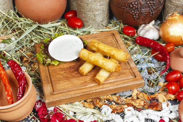 Gürcü meze - peynir çubukları, puf böreği bir obubolochke derin kızarmış. Tartar sosu ve yeşillik, lahana ile servis edilir. Ulusal mutfak