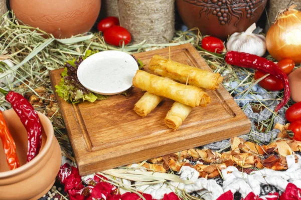 Gürcü meze - peynir çubukları, puf böreği bir obubolochke derin kızarmış. Tartar sosu ve yeşillik, lahana ile servis edilir. Ulusal mutfak