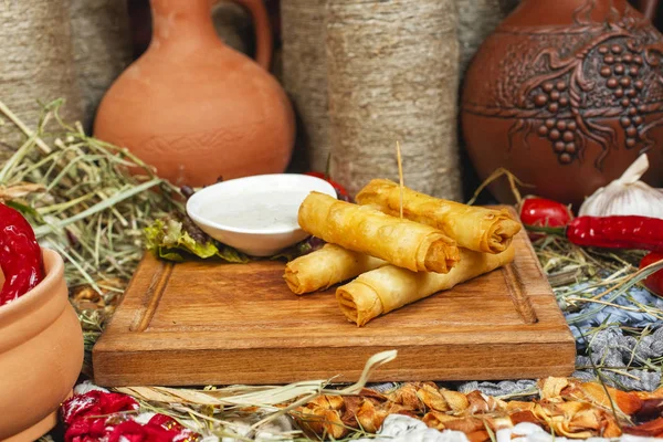 Gürcü meze - peynir çubukları, puf böreği bir obubolochke derin kızarmış. Tartar sosu ve yeşillik, lahana ile servis edilir. Ulusal mutfak