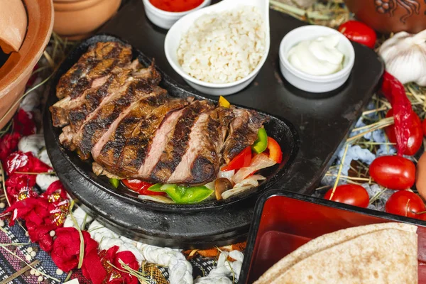 Garnitür ve soslar ile Gürcü tarifine göre ızgarada hazırlanan buzağı eti