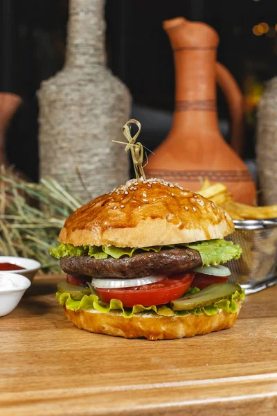 Hamburger Con Patatine Fritte Ketchup Salsa Cremosa Stile Orientale — Foto Stock