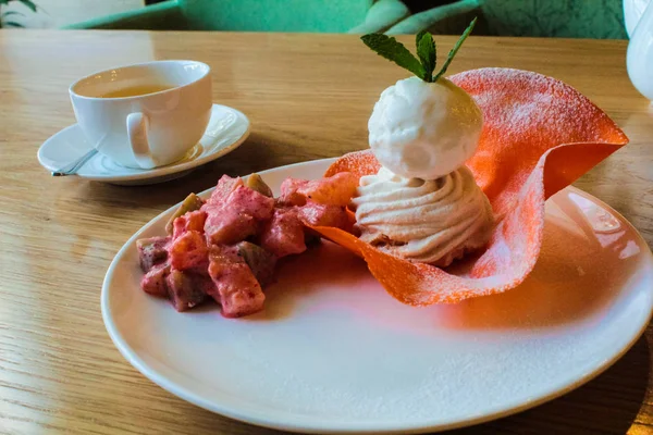 クリームアイスクリームとフルーツサラダの2つのボールと食用花瓶からなるデザート ヨーロッパのレシピ — ストック写真