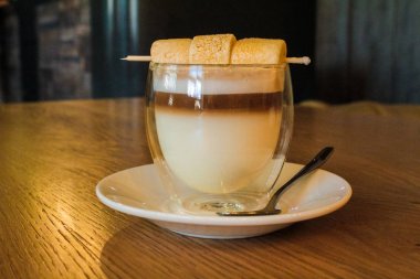 Coffe latte içeceği ve şiş şekerleme. Avrupa tarifi