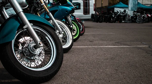 Ruedas de motocicletas en el estacionamiento de motocicletas deportivas afinadas de pie en el pavimento . — Foto de Stock